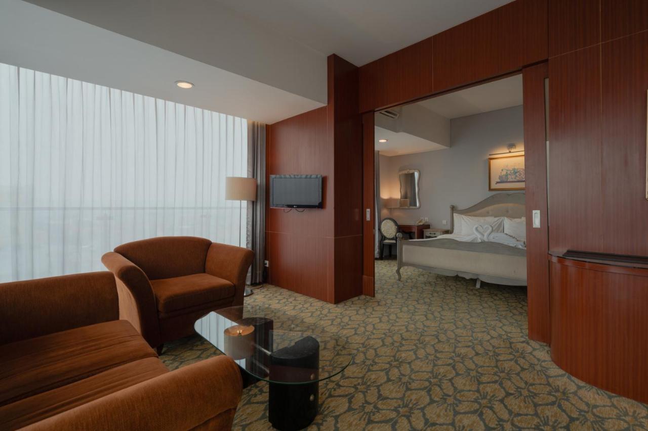 Hotel Santika Jemursari Surabaya Luaran gambar