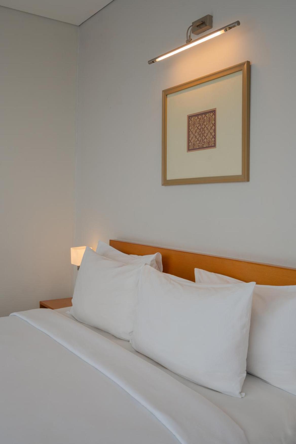 Hotel Santika Jemursari Surabaya Luaran gambar