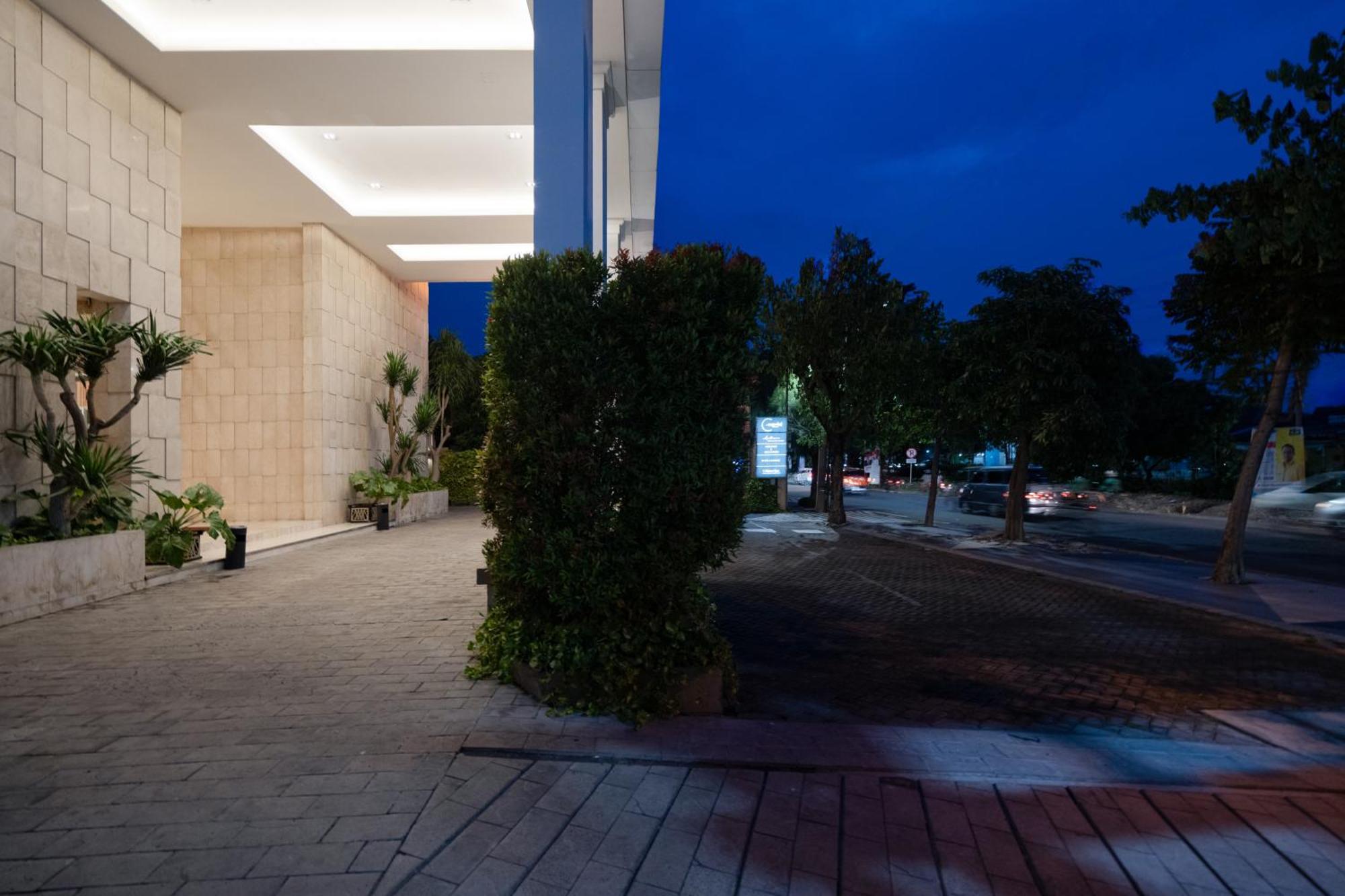 Hotel Santika Jemursari Surabaya Luaran gambar