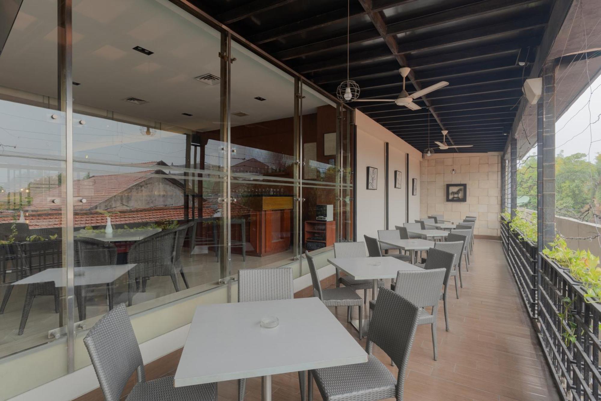 Hotel Santika Jemursari Surabaya Luaran gambar