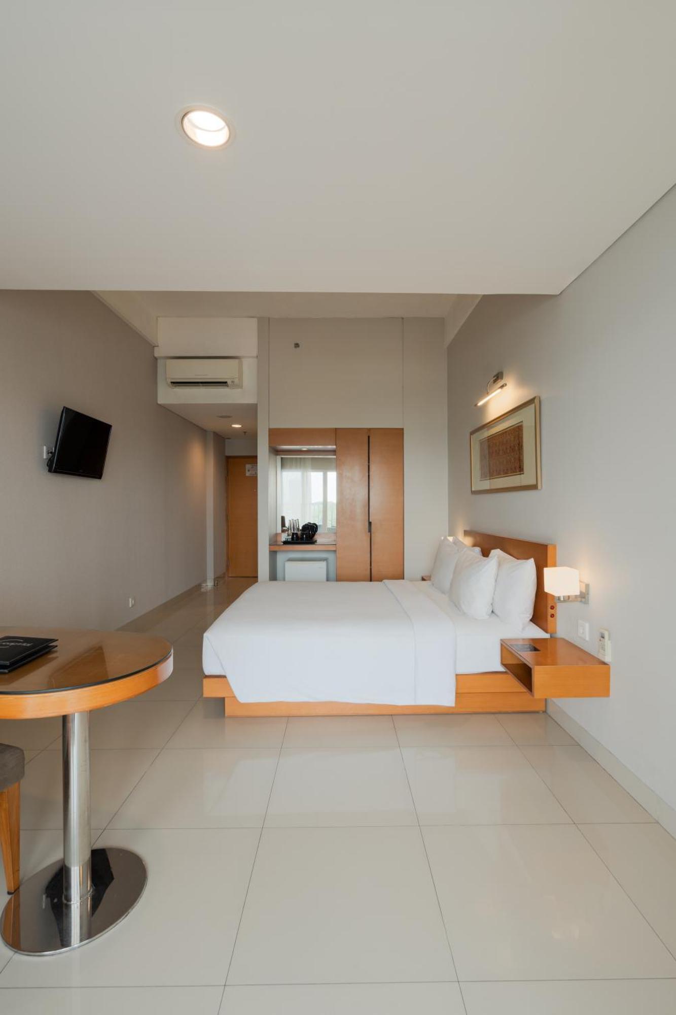 Hotel Santika Jemursari Surabaya Luaran gambar