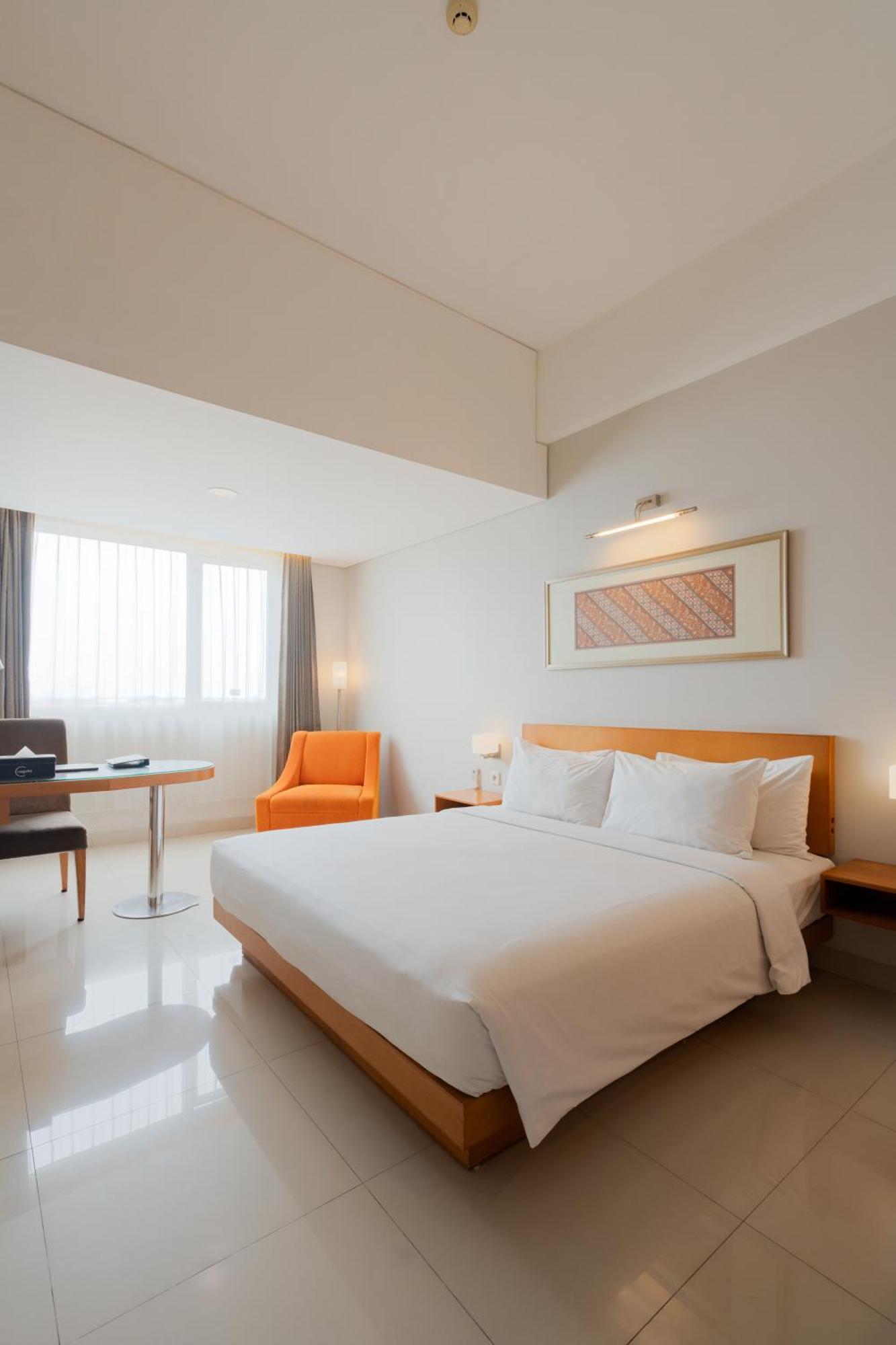 Hotel Santika Jemursari Surabaya Luaran gambar